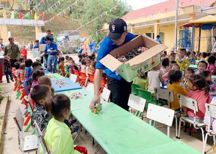 Học sinh được nhận quà từ các tình nguyện viên.