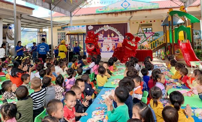 Học sinh háo hức khi lần đầu được xem múa lân.