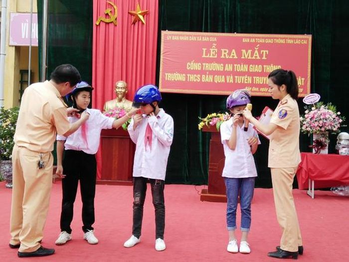 Hướng dẫn học sinh đội mũ bảo hiểm đúng cách.