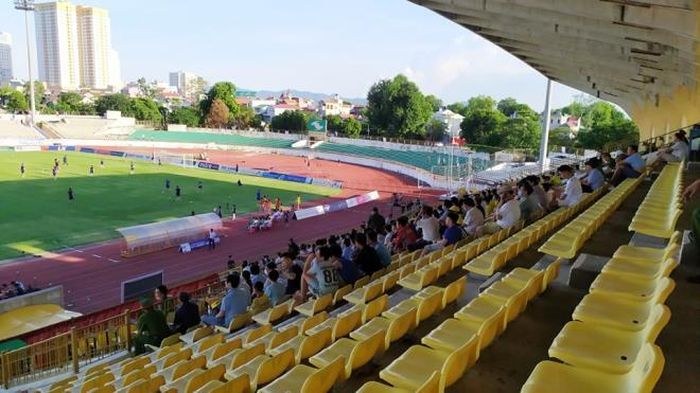 Sân Vinh trước trận đấu.