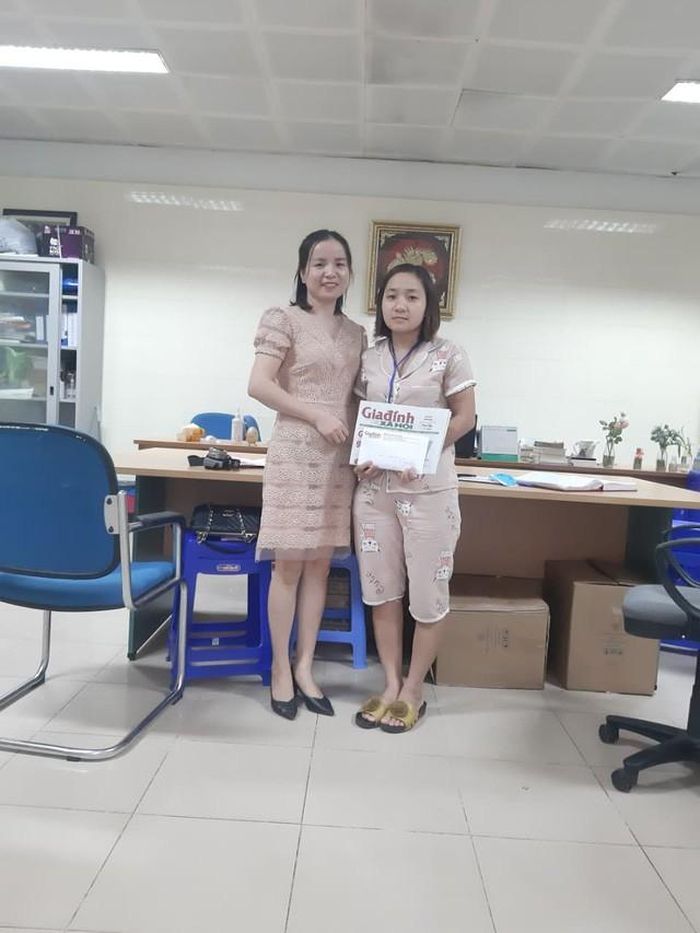Đại diện chương trình Vòng tay nhân ái (Báo Gia đình và Xã hội) trao tiền cho chị Thắm