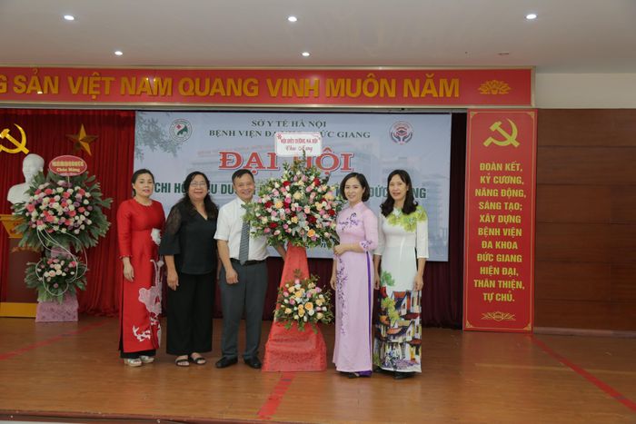 Ông Trần Quang Huy, Phó Chủ tịch Hội Điều dưỡng Việt Nam và bà Nguyễn Thị Minh Tâm, Chủ tịch Hội Điều dưỡng Hà Nội đến dự và chúc mừng Đại hội chi hội Điều dưỡng BVĐK Đức Giang