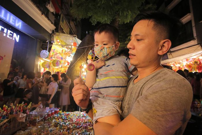 Nhiều bậc phụ huynh cũng chọn cho con những đồ chơi truyền thống
