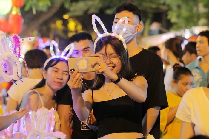 Các bạn trẻ tranh thủ lưu lại những bức ảnh kỷ niệm