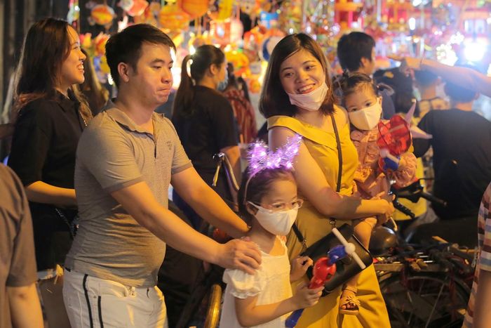 Các gia đình cũng tranh thủ đưa con đi dạo chơi để cảm nhận không khí Tết Trung thu trên con phố nhỏ này