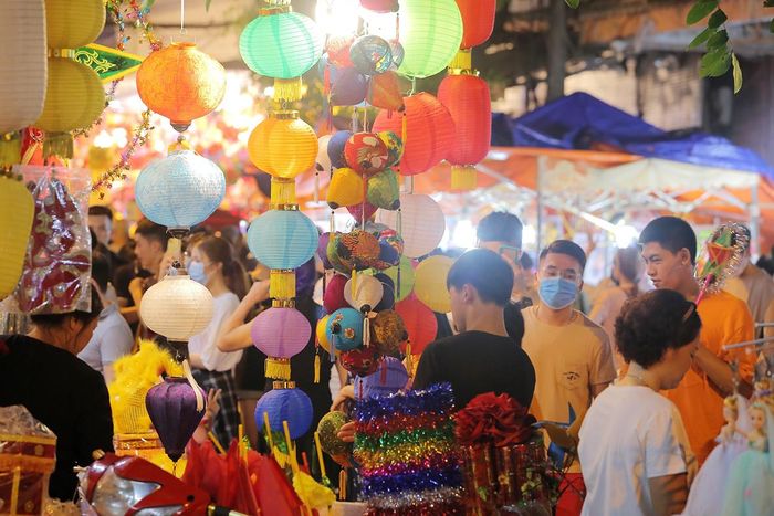 Với nhiều người, mỗi dịp cận kề rằm tháng 8, không khí của ngày xưa chợt trở về, rạo rực nhớ lại những đêm trăng từng đi qua tuổi ấu thơ của mình