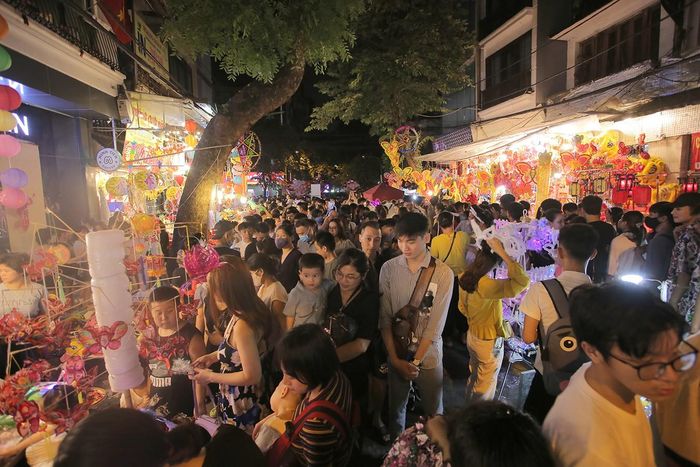 Phố Hàng Mã tấp nập cảnh người mua kẻ bán