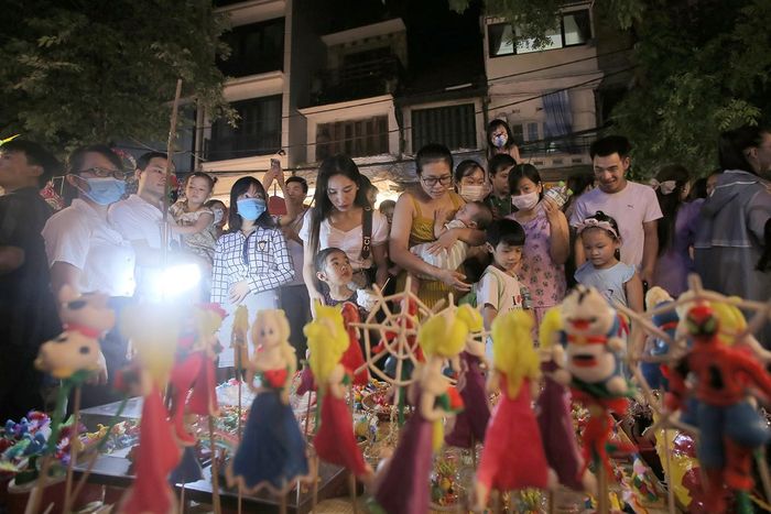Dòng người tấp nập qua lại trước những cửa hàng đồ chơi nằm san sát