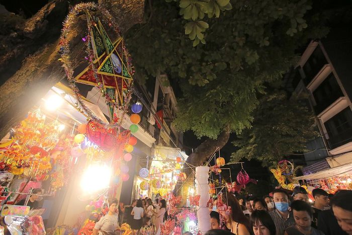 Hàng Mã là con phố chuyên buôn bán đồ chơi, đồ trang trí lớn nhất tại Hà Nội