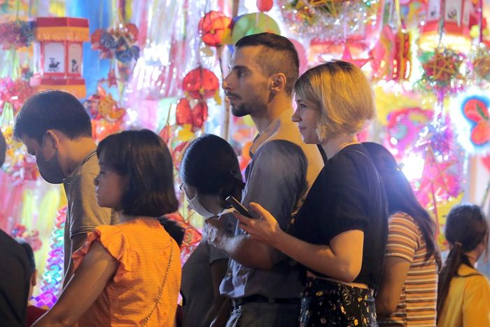 Khách du lịch nước ngoài cũng có mặt để cảm nhận không khí Tết Trung thu ở Hà Nội