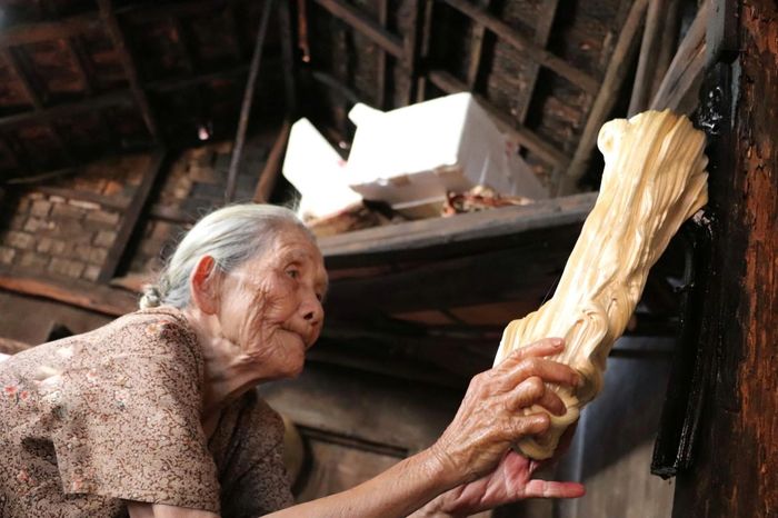 Việc làm kẹo kéo cũng cần có sự tỉ mỉ và khéo léo.
