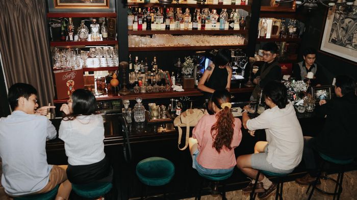  Bar - là quầy bar, tender có nghĩa là người canh giữ, trông coi. Một bartender phải biết cân bằng giữa hai chuyện đó, chỉ pha nước ngon là không đủ, mình phải đảm bảo quầy bar luôn hoạt động trơn tru, nhất là khi đông khách. 