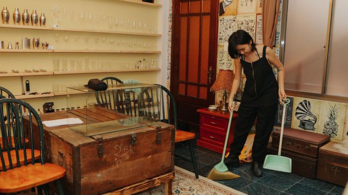 Tôi đang dọn dẹp để chuẩn bị cho lớp học của Kata Simon, một bartender có 20 năm kinh nghiệm. Tôi sẽ hỗ trợ giảng dạy và kết nối các bạn trẻ đến môi trường thực tế để làm việc. Với những bạn thực sự muốn theo đuổi công việc này, các bạn có thể học tại các trung tâm dạy nghề hay ở các bar.