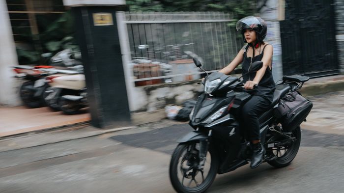 Tôi thường bắt đầu một ngày khi đã quá trưa. Thời điểm mới vào nghề, gia đình cấm cản, hàng xóm bàn tán, cho rằng tôi ăn chơi, đua đòi khi xăm mình, say xỉn, về muộn. Thật khó để giải thích cho người ngoài khi họ không hiểu đam mê của mình.