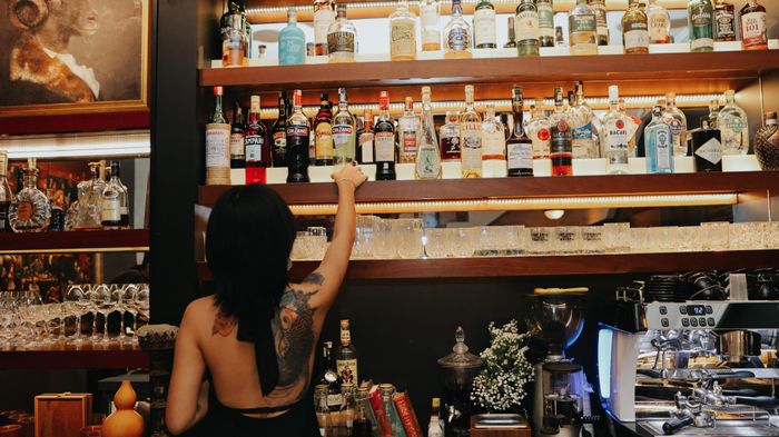Không có quy tắc tuyệt đối trong kỹ thuật pha rượu. Bartender phải là một nghệ sĩ sáng tạo, chọn lọc từ hàng trăm nguyên liệu để pha được ly cocktail có hương vị mới lạ.