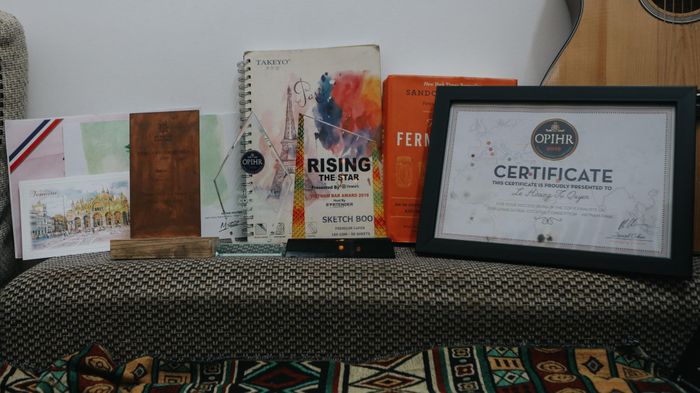  Dù thời gian theo nghề chưa dài nhưng tôi từng vô địch cuộc thi Iron Bartender 2019 và vô địch Châu Á - Thái Bình Dương tại cuộc thi Opihr Cocktail Competition 2019, đại diện thi đấu tại vòng chung kết toàn cầu ở Venice, Italy. (Tên trong chứng chỉ ở ảnh này sai họ) 