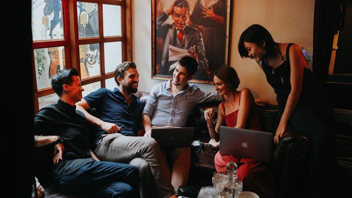 Trước khi đến với nghề, tôi không có kinh nghiệm, nhưng có thể giao tiếp tiếng Anh trôi chảy, nhờ vậy tôi học việc từ một bartender nổi tiếng của nước ngoài và qua giao tiếp với khách.