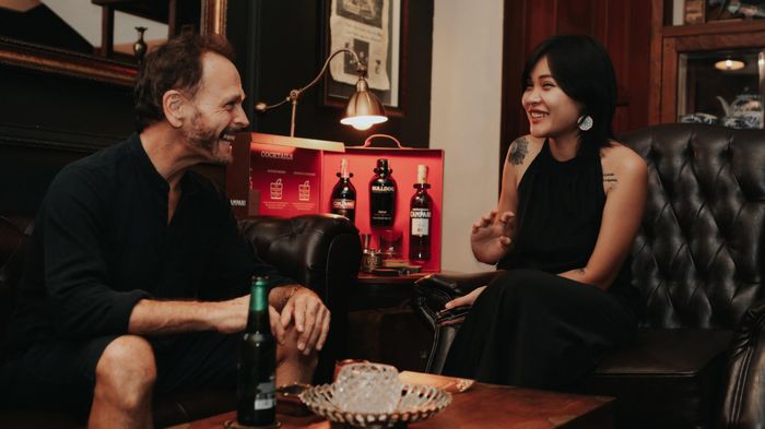 Bartender không đơn giản chỉ pha nước mà còn là người bạn có thể lắng nghe, đem lại niềm vui, bầu không khí sôi động cho quầy bar. Một số khách quen đôi khi thích đến quán chỉ để được trò chuyện, tâm tình.