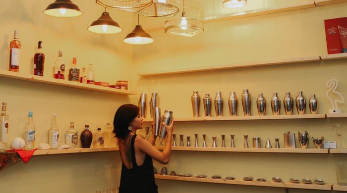 Bartender phải sử dụng nhiều dụng cụ như bình lắc, muỗng, ly định lượng, dao cắt sợi, dụng cụ lọc... Cần tốn nhiều thời gian để một người làm quen với chúng, tuy vậy, không như lầm tưởng về công việc có thu nhập trên trời, mức lương khởi điểm cho bartender rất thấp, khoảng 4 triệu đồng/tháng cho 8 tiếng làm việc mỗi ngày.