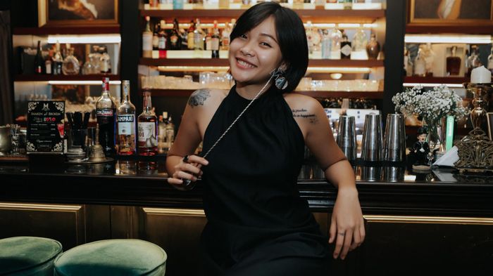 Tôi là Nguyễn Hoàng Tú Quyên, sinh năm 1997, hiện sống tại TP.HCM. Tôi làm bartender đã được 3 năm, sau khi dừng học đại học. 