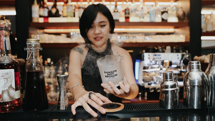 Tạo khói đầu tiên gây chú ý về thị giác, sau đó là khứu giác, cuối cùng là vị giác. Ly cocktail mang hương khói thơm nhè nhẹ đến từ gỗ, tạo dư vị sâu hơn khi thưởng thức.
