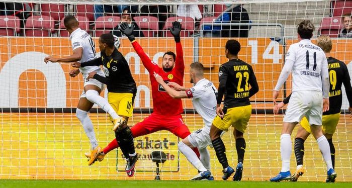  Trong khi đó, Augsburg có 6 lần dứt điểm nhưng đưa bóng đi trúng cầu môn 4 lần và ghi 2 bàn thắng. Phút thứ 40, Felix Udokhai mở tỷ số cho đội chủ nhà bằng tình huống đánh đầu cận thành, xuất phát từ pha đá phạt bên cánh trái. 