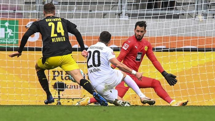  Đến phút 53, Florian Niederlechner có đường chuyền thông minh để Daniel Caligiuri thoát xuống. Số 20 của Augsburg không bỏ lỡ cơ hội nâng tỷ số lên 2-0 khi đối đầu với thủ thành Burki. 