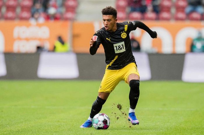 Đội chủ nhà Augsburg từng để thua ngược 3-5 trước Dortmund ở mùa giải 2019/20. Vì vậy, họ rút kinh nghiệm và chơi chặt chẽ hơn, hạn chế sự nguy hiểm đến từ những ngôi sao tấn công bên phía đội khách như Sancho, Erling Haaland hay Marco Reus. Dortmund tấn công chủ yếu bên cánh phải với sự có mặt của Sancho, nhưng cầu thủ người Anh không chơi ấn tượng. 