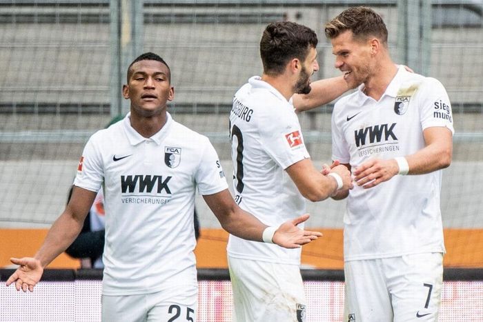  Trong khi đó, Ausgburg độc chiếm ngôi đầu bảng Bundesliga 2020/21 với 6 điểm, hơn đội đứng nhì 2 điểm . Ở vòng đầu tiên, họ đã đánh bại Union Berlin với tỷ số 3-1. 