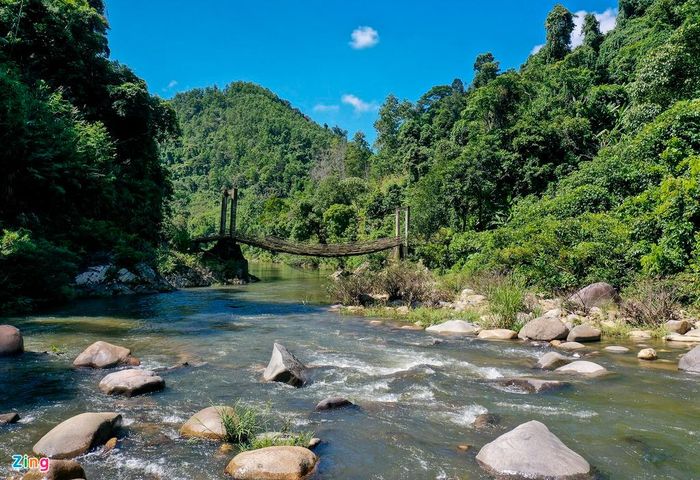  Già làng Đinh Văn Núi, cho hay, do địa hình cách trở với nhiều đồi dốc, dòng suối chảy xiết quanh năm nên sau chiến tranh một số hộ dân mới về đây dựng nhà sinh sống. 