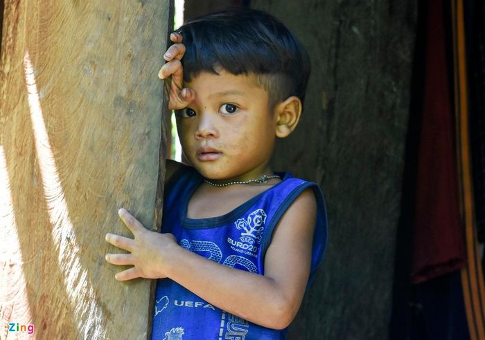  Thấy người lạ, những đứa trẻ nơi đây tỏ ra e dè, nhút nhát. 