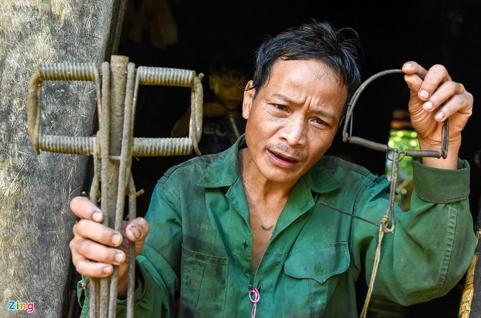  Người dân địa phương chủ yếu làm nương rẫy, sản xuất tự cung, tự cấp. Họ tự chế ra những chiếc bẫy thú rừng để dự trữ thực phẩm cho những ngày bị cô lập do nước lũ, sạt lở núi vây quanh. 