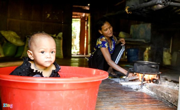  Những năm gần đây, chính quyền địa phương vận động một số hộ dân đã rời làng đến trung tâm xã Sơn Bua, huyện vùng cao Sơn Tây sinh sống. Tuy nhiên đến nay hàng chục hộ dân vẫn còn bám trụ sống giữa rừng theo tập tục của làng. "Đa số phụ nữ ở đây đẻ con tại nhà do nhà cách trung tâm huyện hơn 4 giờ đi bộ vượt suối, băng rừng. Riêng vợ chồng tôi có 9 đứa con", bà Đinh Thị Ấy ở thôn Nước Mù, xã Sơn Bua cho biết. 