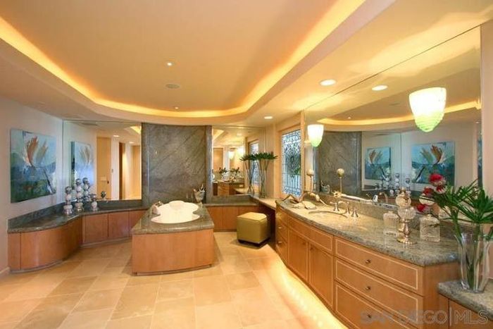  Phòng tắm chính xa hoa, lộng lẫy, được trang bị đầy đủ tiện nghi cao cấp, hiện đại. 