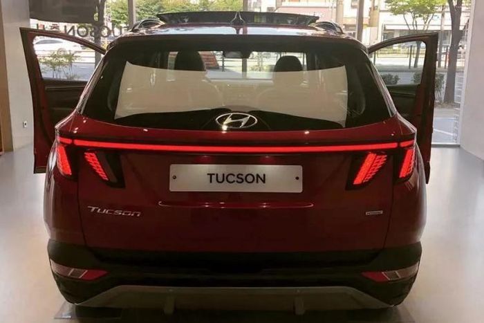 Trái với ngoại hình có phần quá hầm hố, nội thất Tucson trông mềm mại hơn. Thiết kế nội thất đem đến cảm giác vô cùng hiện đại với vô lăng 4 chấu kiểu mới, tương tự dòng Sonata. Một màn hình trung tâm cỡ lớn 10,3 inch được đặt dọc ngay giữa táp-lô và gồ nổi lên tạo cảm giác lạ mắt. Cạnh đó là cụm đồng hồ kỹ thuật số với giao diện tùy biến. Ở các bản thấp hơn thì màn hình này rộng 8 inch.