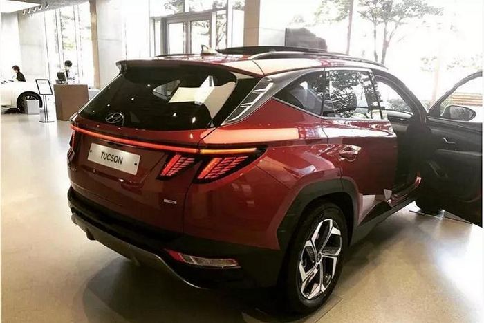 Đèn pha được đặt thấp một chút xuống bên dưới, giống với phong cách trên Santa Fe hay Kona. Trong khi đó, cụm đèn hậu là một dải LED kéo dài với 2 cặp LED móc xuống, tạo ấn tượng mới lạ. Cản trước và cản sau của Tucson cũng thể thao hơn.