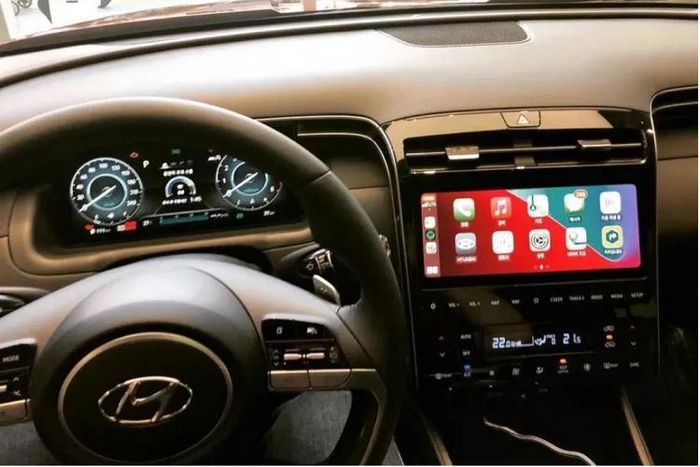 Hyundai loại bỏ cần số truyền thống trên Tucson 2021 và các nút bấm của hệ thống điều hòa, thay vào đó là các phím điều khiển hiện đại hơn. Xe hỗ trợ Apple CarPlay và Android Auto cũng như cho phép kết nối Bluetooth 2 thiết bị cùng lúc. Bao quanh khu vực táp lô và bảng điều khiển trung tâm là 2 dải trang trí bạc đẹp mắt. Các khe thông gió mỏng kéo dài được vuốt theo dải trang trí này. Ngồi trên xe Hyundai Tucson 2021, chủ xe có thể điều khiển một số thiết bị nội thất thông minh tại nhà, như đèn đóm và điều hòa.