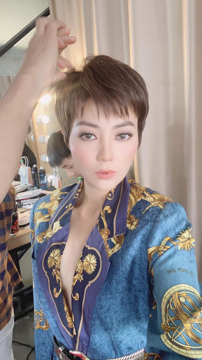Thanh Hương hóa thân trong diện mạo mới: "Muốn pose nhiều dáng đẹp và sở hữu những bộ ảnh chất ngất thì phải biến hình thành zombie, Cương Thi, Xác Chết và Mười".