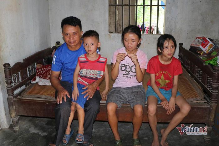 Anh Ngọc có 4 người con, Thúy là con đầu, em gái thứ 2 bị bệnh động kinh