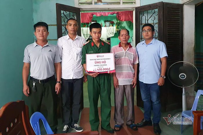 Phóng viên báo VietNamNet trao thêm 25.450.000 đồng đến gia đình chị Hoàng Thị Bình. Tổng số tiền giúp đỡ hoàn cảnh là 212,477,000 đồng
