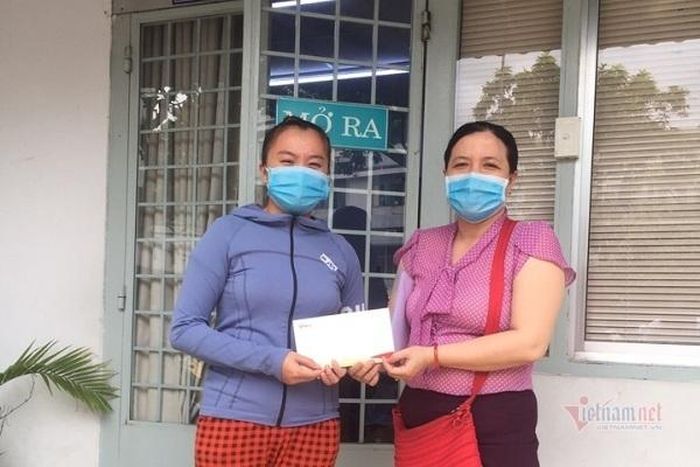 Mẹ Phúc Thịnh (trái) bất ngờ khi con được nhiều bạn đọc thương cảm, giúp đỡ