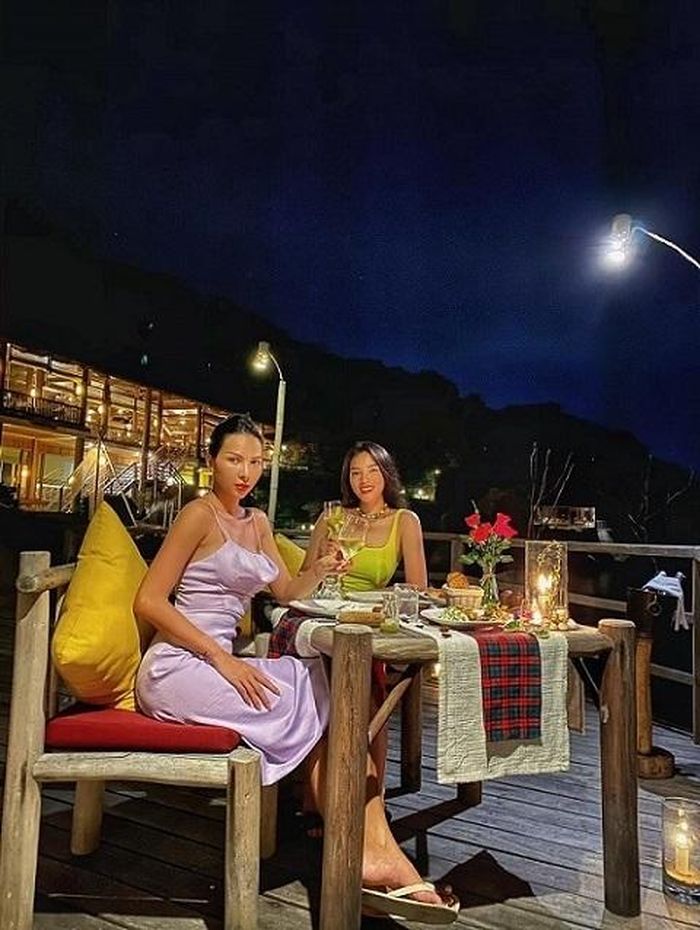 Siêu mẫu Minh Triệu và Hoa hậu Kỳ Duyên hào hứng chia sẻ hành trình du lịch tại Nha Trang. Trong chuyến đi này, hai chân dài trải nghiệm các hoạt động leo núi và ăn tối sang trọng bên bờ biển.