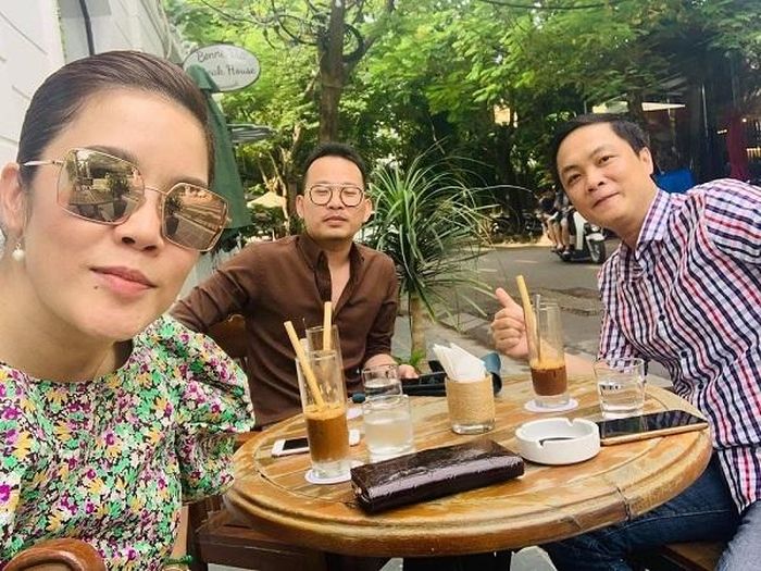 Thu Phương chia sẻ khoảnh khắc đi cà phê cùng bạn bè. Nữ ca sĩ viết: “Mùa thu của Phương, mùa lá của Phương”.