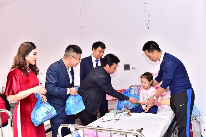 Là người giàu lòng nhân ái, người đẹp 9X thường xuyên tham gia các hoạt động thiện nguyện. 
