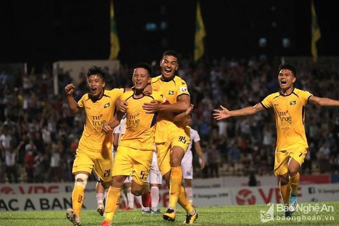 Sau hàng tá cơ hội bị bỏ lỡ, bước ngoặt của trận đấu đến từ phút 82 khi Văn Khánh dũng mãnh đánh đầu tung lưới HAGL. Ảnh: Đức Anh