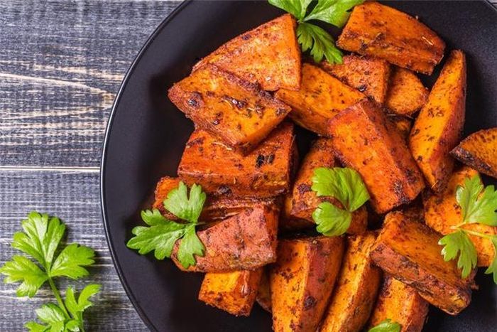 Khoai lang: Vitamin A đóng một vai trò quan trọng trong việc sản xuất mô liên kết, một thành phần quan trọng của da. Một trong những cách tốt nhất để lấy vitamin A là từ các loại thực phẩm có chứa beta-carotene như khoai lang, cà rốt, bí ngô và dưa hấu.