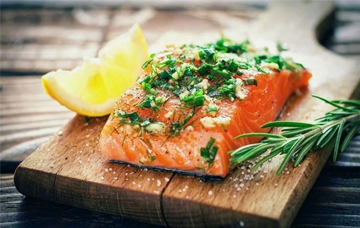 Cá hồi, cá thu và cá trích rất giàu axit béo omega-3, chúng giúp làm giảm viêm, tăng luồng không khí và bảo vệ phổi khỏi cảm lạnh và nhiễm trùng đường hô hấp. Một nghiên cứu trên động vật cũng phát hiện ra rằng chất dinh dưỡng này có thể giúp ngăn chặn các chủng cúm khác nhau. Cá hồi cũng là một nguồn vitamin D tuyệt vời khác.