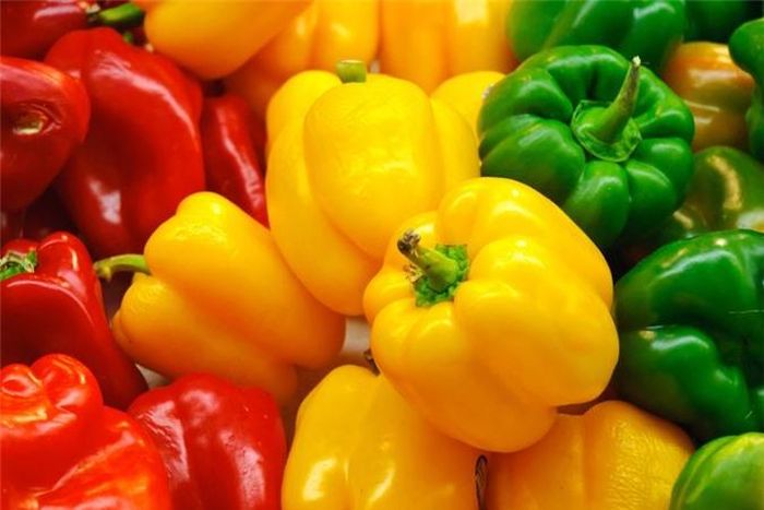 Ớt chuông: Có một lý do mà bạn thường được yêu bổ sung vitamin C khi bạn bị bệnh. Vitamin C là chất dinh dưỡng rất tốt cho làn da, bảo vệ cơ thể khỏi vi sinh vật gây hại. Một nghiên cứu năm 2017 cho thấy việc bổ sung C có thể giúp ngăn ngừa nhiễm trùng đường hô hấp, hoặc ít nhất, giúp giảm mức độ nghiêm trọng của các triệu chứng khi mắc bệnh.