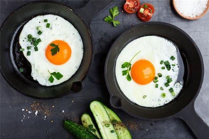 Trứng: Bạn đã biết rằng vitamin D rất quan trọng đối với xương, vì nó giúp bạn hấp thụ canxi đúng cách, nhưng nó cũng rất cần thiết cho một hệ thống miễn dịch khỏe mạnh. Trong thực tế, thiếu hụt vitamin D có thể làm tăng nguy cơ nhiễm trùng đường hô hấp trên và thậm chí rối loạn miễn dịch như bệnh đa xơ cứng, tiểu đường loại 1 và bệnh Crohn.