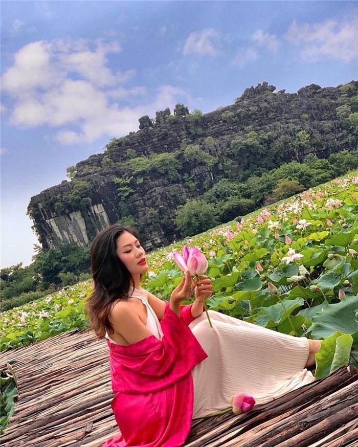 Một trong những điểm check-in nổi bật ở đây là con đường gỗ giữa hồ sen rộng 1 ha. Nhiều du khách tới đây thường chọn chụp hình với trang phục truyền thống, cổ trang.
